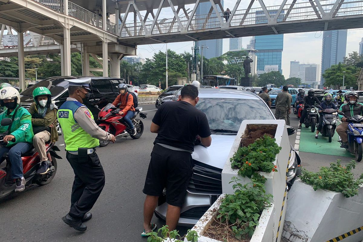 Mobil menabrak pembatas jalur sepeda permanen di Jalan Sudirman, Selasa (9/5/2023).