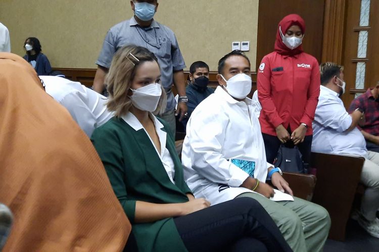 Nia Ramadhani (kiri) dan Ardi Bakrie (kanan) saat menghadiri sidang vonis kasus narkoba di Pengadilan Negeri (PN) Jakarta Pusat, Selasa (11/11/2022).
