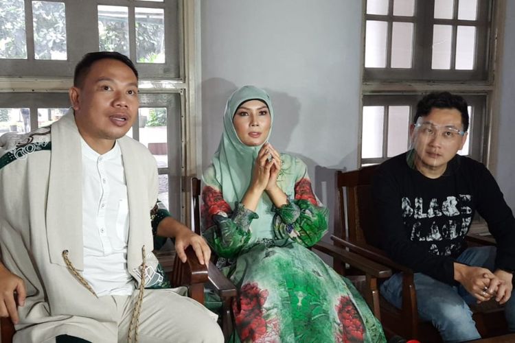 Vicky Prasetyo dan Kalina Ocktaranny menjalani sesi Pre-wedding di apartemen Mitra Bahari, Jakarta Utara, Sabtu (12/12/2020).