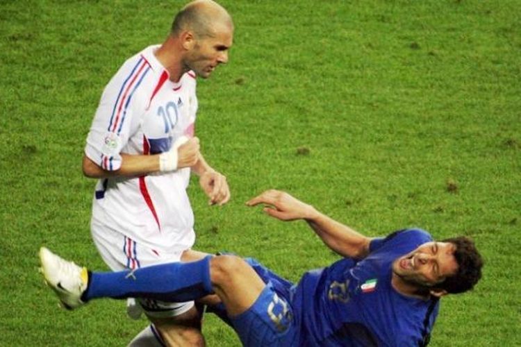 Pemain tim nasional Perancis, Zinedine Zidane, menanduk bek Italia, Marco Materazzi, pada final Piala Dunia 2006.