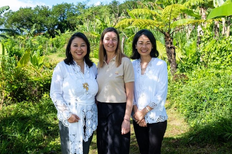 Made Ariani Siswanto, Managing Director Nyanyi Bali; Emmanuelle Brun, Head of Strategic Growth & New Ventures, Valrhona; dan Nyoman Astari Siswanto, Director Nyanyi Bali, di Valrhona Cocoa Forest, Bali.