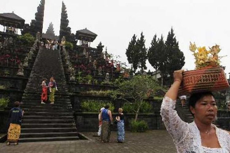 Umat Hindu usai sembahyang di Pura Besakih, Kecamatan Rendang, Karangasem, Bali, Kamis (6/10/2011). Pura terbesar di Bali yang mengalami perkembangan sejak masa pra-hindu, ini berorientasi ke Gunung Agung yang dianggap sebagai tempat tinggal para dewata.