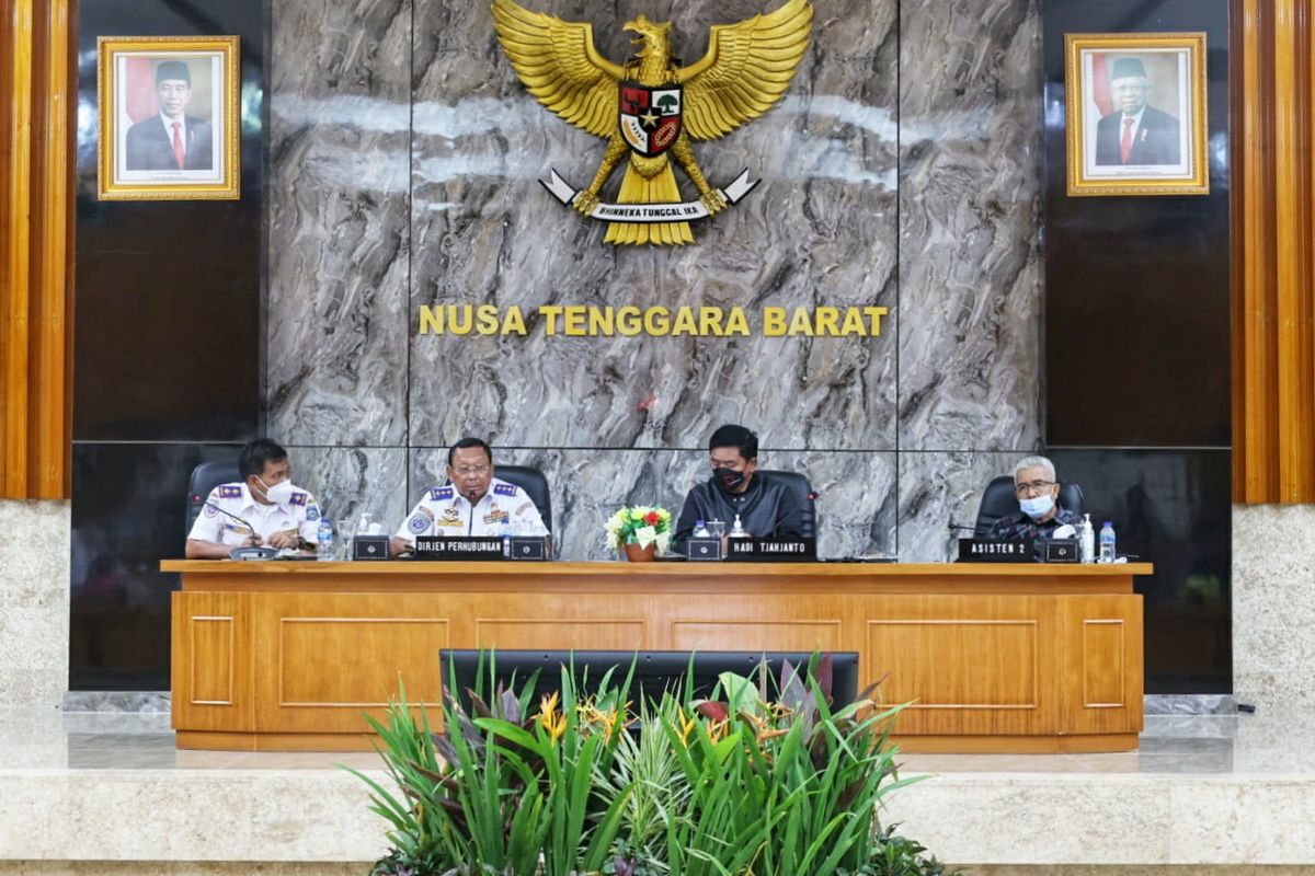 Direktur Jenderal Perhubungan Darat Budi Setiyadi saat melaksanakan Rapat Koordinasi Persiapan Pelaksanaan Manajemen Dan Rekayasa Lalu Lintas Serta Manajemen Moda Transportasi Mendukung Pelaksanaan Event MotoGP 2022 di Mandalika pada Selasa (15/3/2023).