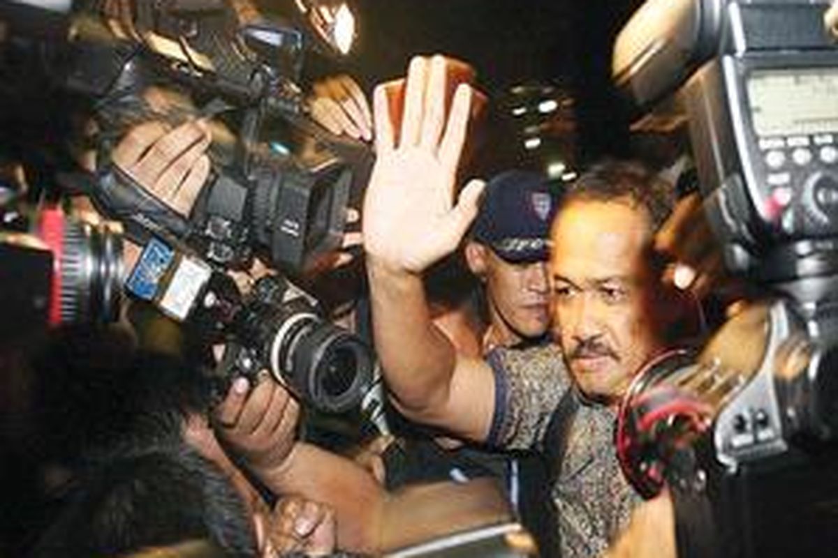 Anggota Fraksi Partai Amanat Nasional DPR, Abdul Hadi Djamal, seusai diperiksa di Gedung KPK, Jakarta, Rabu (4/3) dini hari dipindahkan ke Rutan Cipinang, Jakarta Timur.