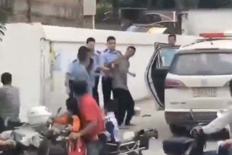 Pihak berwenang di provinsi Guangdong mengatakan seorang pria telah ditahan setelah enam orang tewas di sebuah taman kanak-kanak pada Senin pagi. 