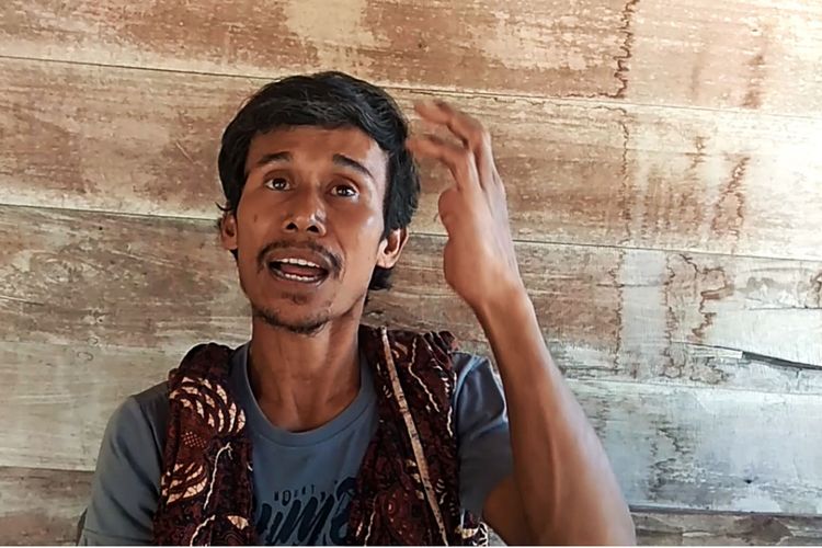 Giman, warga Desa Mengger menjadi viral setelah berhasil memindahkan tiang rumahnya ke pondasi setinggi1,30 meter tanpa bantuan orang lain. Diamengaku jika memiliki keyakinan yang kuat, segala sesuatu bisa terjadi.