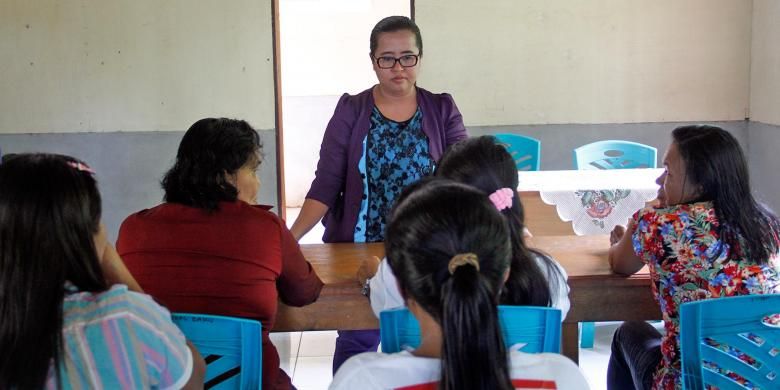 Citra Meiriana Wati sedang memberikan materi kepada warga belajar di PKBM Tunas Baru, Talaud, Sulut.