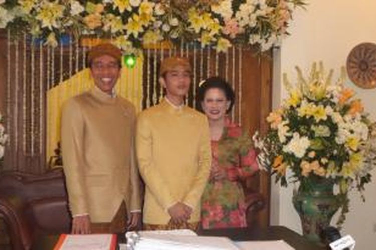 Presiden Joko Widodo berpose bersama putra sulungnya, Gibran Rakabuming Raka (28) dan Ibu Negara Iriana di kediamannya, Solo, Rabu (10/6/2015).