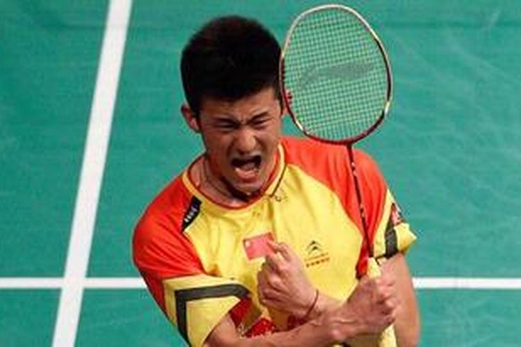 Pebulu tangkis China, Chen Long, berteriak setelah meraih poin atas wakil Denmark, Jan O Jorgensen, saat bertanding pada partai kedua semifinal Piala Sudirman, Sabtu (25/5/2013).