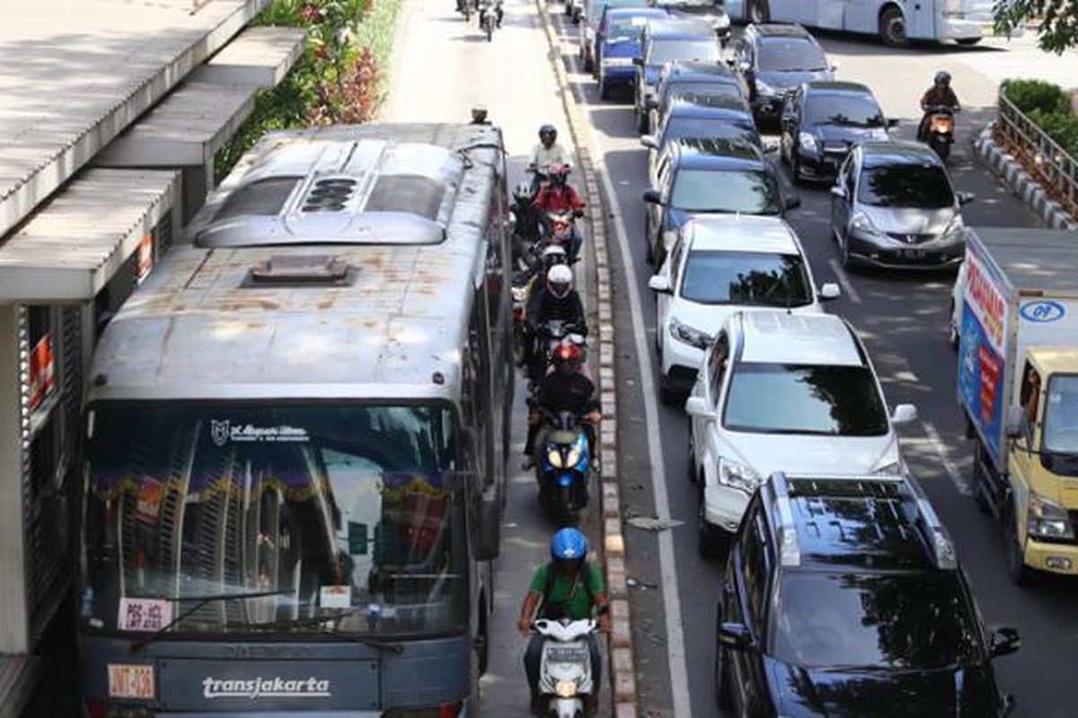 Sejumlah kendaraan nekat melintasi jalur bus transjakarta di Jalan Gunung Sahari, Pasar Baru, Jakarta Pusat, Jumat (9/1/2015). Rencananya dalam waktu dekat semua jalur bus transjakarta akan dipasangi kamera pengawas atau CCTV. Pemasangan itu merupakan bagian dari pelaksanaan tilang elektronik atau e-cross (electronic camera for road safety system).