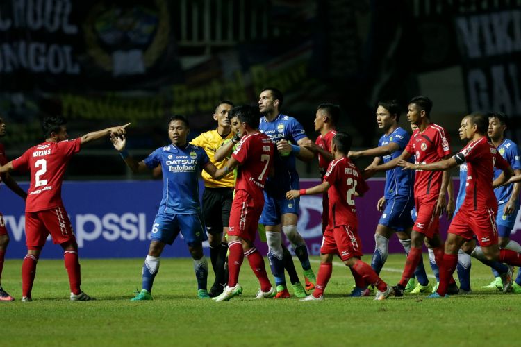 Keributan antara pemain Persib Bandung Vladimir Vujovic dengan pemain PS Semen Padang Vendri Ronaldo Mofu pada pertandingan perebutan tempat ketiga Piala Presiden 2017 di Stadion Pakansari, Sabtu (11/3/2017). Persib keluar sebagai juara ketiga setelah menang dengan skor 1-0. 