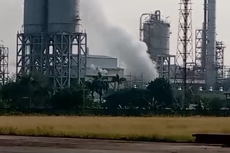 Pabrik kimia di Kota Cilegon diduga meledak Jumat (30/6/2023) pagi. Asap putih tebal muncul usai ledakan.