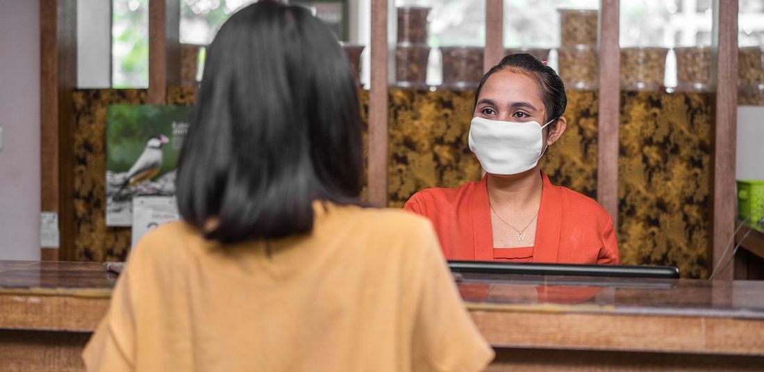 Merchat mitra GrabFood sedang melayani pelanggan.
