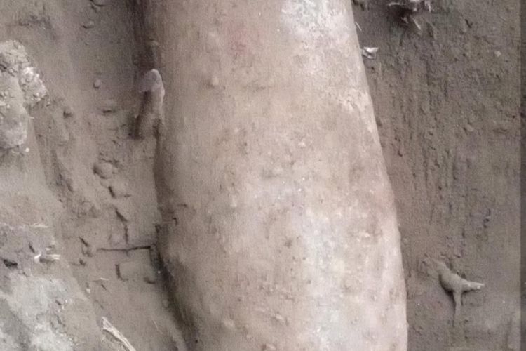 Benda diduga mortir yang ditemukan warga saat menggali tanah di halaman rumah daerah Padukuhan Tanjung, Kalurahan Umbulmartani, Kapanewon Ngemplak, Kabupaten Sleman, DIY. (Foto tangkapan layar dari media sosial @merapi_uncover).