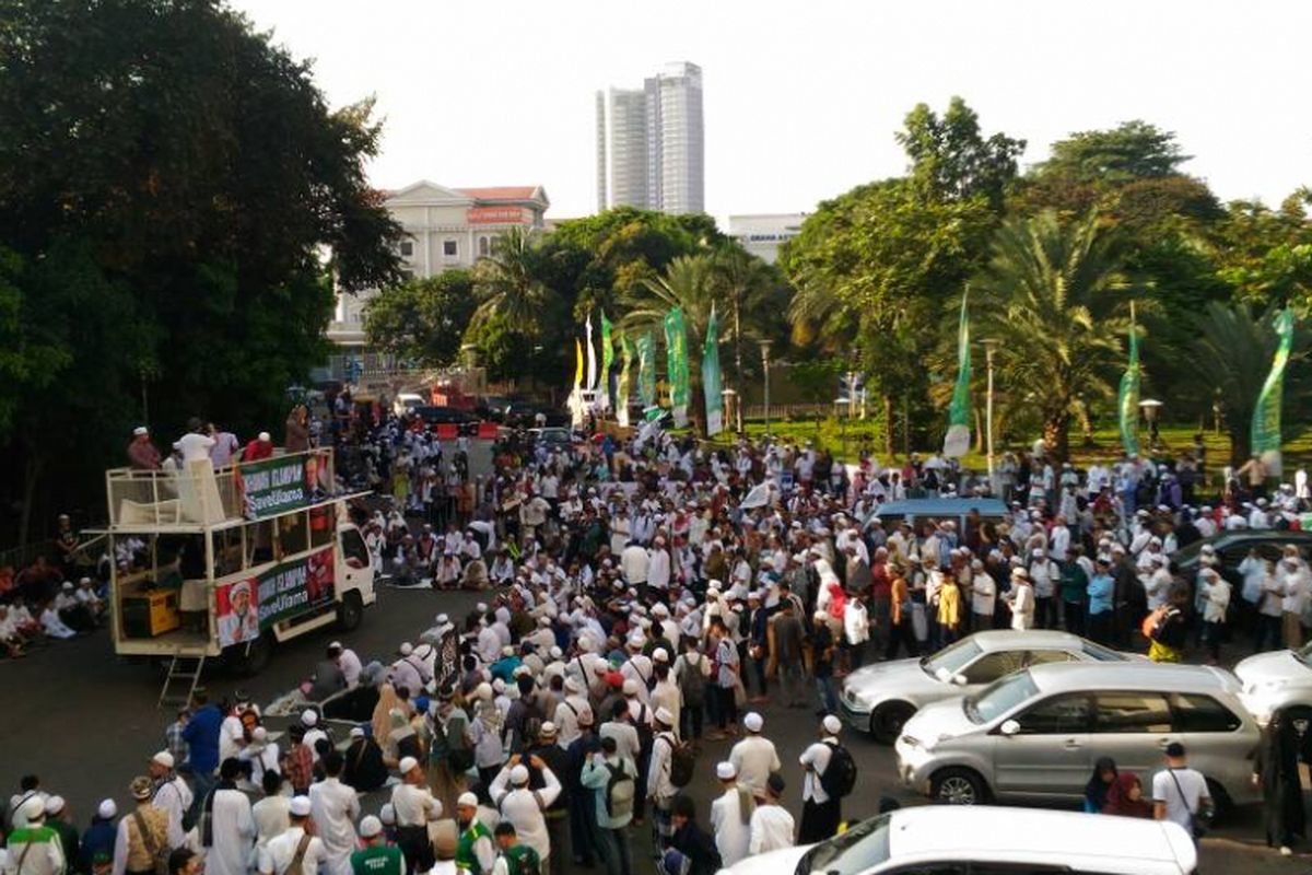 Massa aksi bela ulama kembali mendengarkan tausiah di luar Masjid Istiqlal, Jumat (9/6/2017)