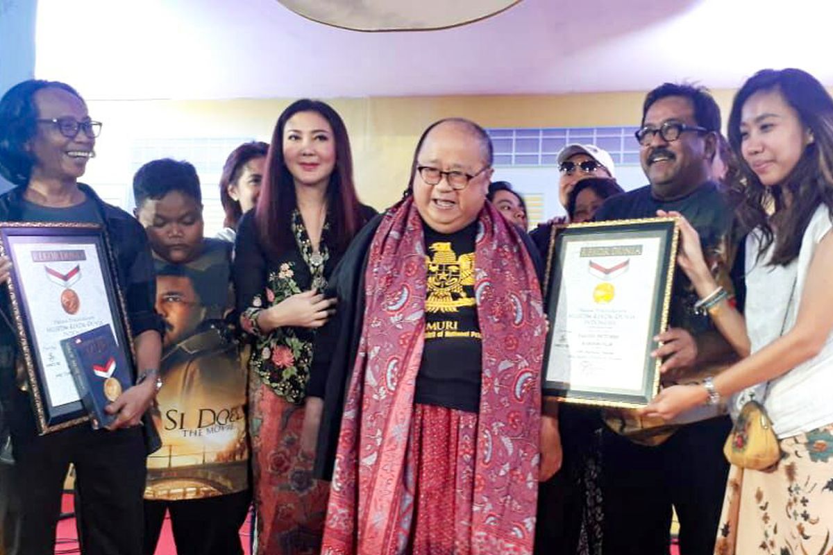 Artis peran yang juga sutradara Rano Karno saat menerima penghargaan dari Jaya Suprana selaku pendiri MuseUm Rekor Dunia Indonesia di panggung gala premiere film Si Doel The Movie di XXI Epicentrum, Kuningan, Jakarta Selatan, Minggu (29/7/2018).