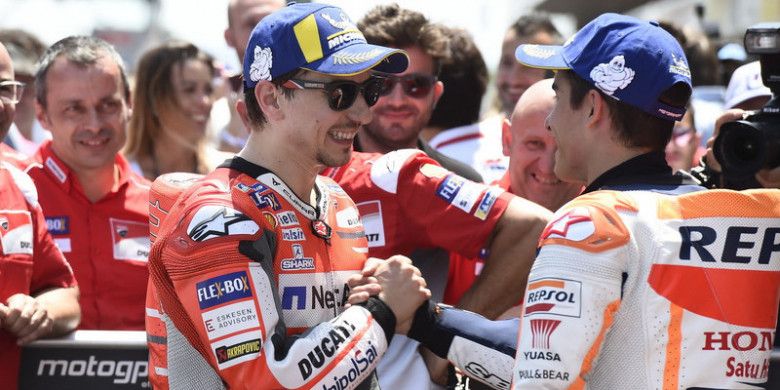 Jorge Lorenzo dan Marc Marquez akan menjadi rekan satu tim di tim Repsol Honda pada musim 2019.
