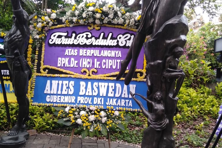 Karangan bunga dari Joko Widodo, Basuki Tjahaja Purnama, Budi Karya Sumadi dan Basuki Hadi Muljono di rumah Ciputra, Rabu (27/11/2019)