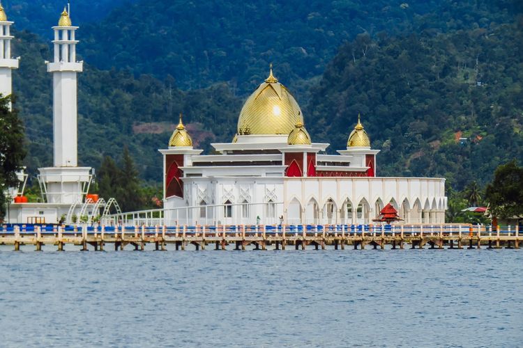 Masjid Samudera Ilahi di Pantai Carocok, Painan, Sumatera Barat yang dikenal sebagai Masjid Terapung