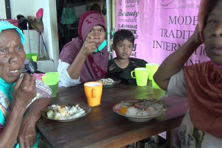 Sejumlah warga menikmati makan siang di Rumah Makan Rakyat Kota Pekalongan Jawa Tengah.