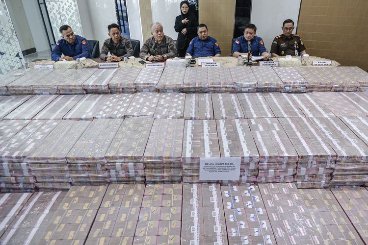 Kapuspenkum Kejagung Harli Siregar (ketiga kiri) bersama (dari kiri) Kasubdit TPK dan TPPU Direktorat Penuntutan Arif Budiman, Kabid Humedmas M. Irwan Datuiding, Direktur Penyidikan Jampidsus Abdul Qohar Affandi, Direktur Penuntutan Jampidsus Sutikno, dan Kajari Jakarta Pusat Safrianto Zuriat Putra menyampaikan keterangan dalam konferensi pers perkembangan penanganan perkara dugaan Tindak Pidana Pencucian Uang (TPPU) dan Tindak Pidana Korupsi (TPK) dalam kegiatan usaha perkebunan kelapa sawit PT Duta Palma Group di Gedung Bundar Jampidsus Kejaksaan Agung, Jakarta, Kamis (8/5/2025). Kejaksaan Agung menyita uang senilai Rp479 miliar dari dua anak perusahaan PT Darmex Plantations dalam perkara dugaan TPPU terkait perkara korupsi kegiatan usaha perkebunan kelapa sawit PT Duta Palma Group. 