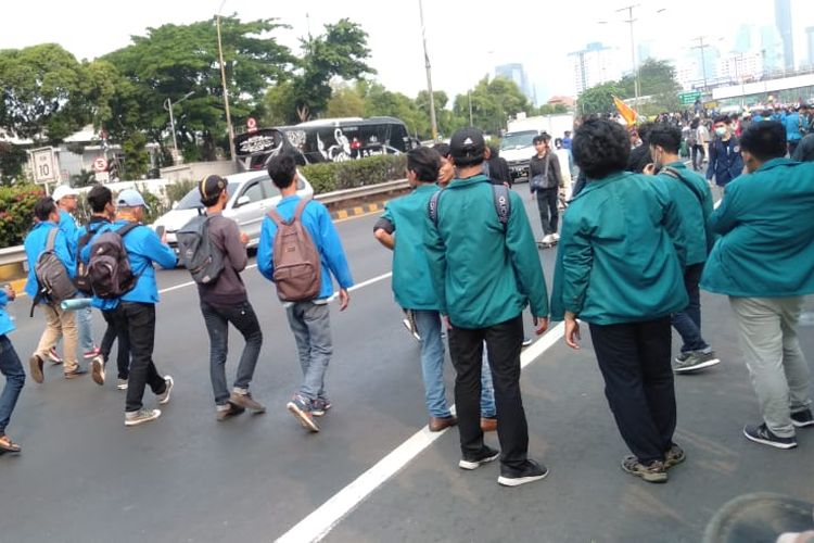 Mahasiswa peserta demo masuk dan mencoba memblokade jalan Tol Gatot Subroto, Jakarta Pusat, Selasa (24/9/2019).