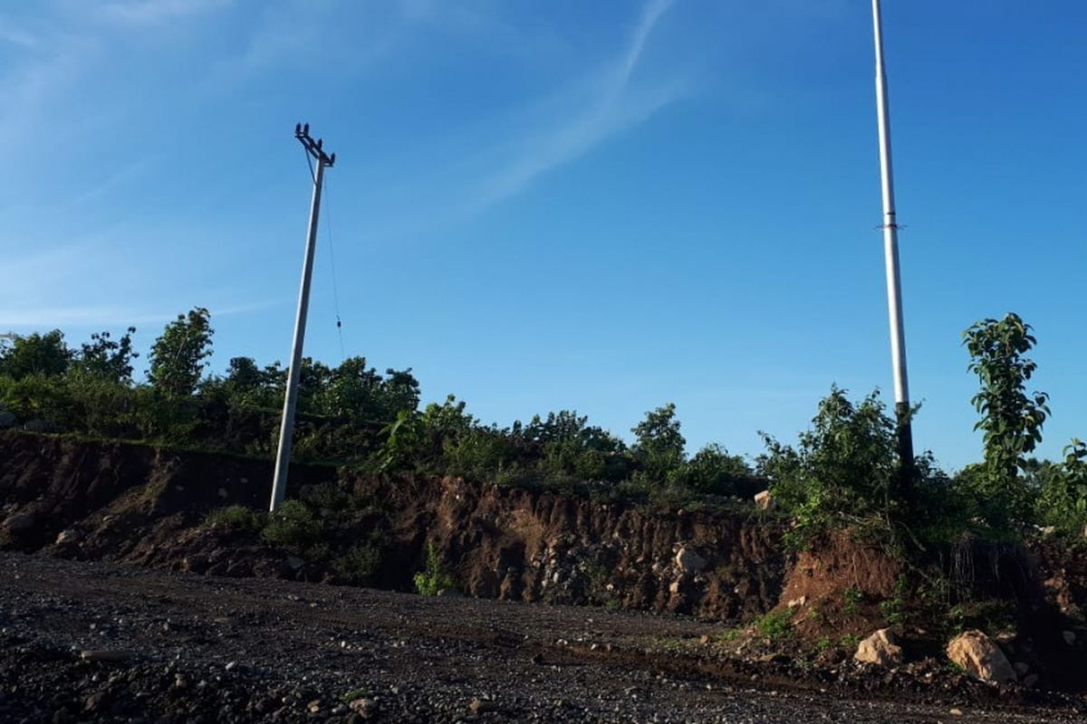 Tiang listrik berada di tengah badan jalan, ganggu pembangunan jalan sabuk merah perbatasan