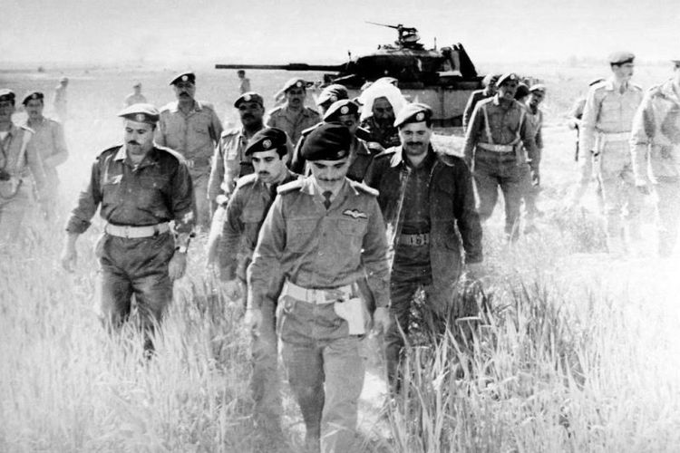 Raja Hussein meninjau garis depan usai Pertempuran Karameh 1968.