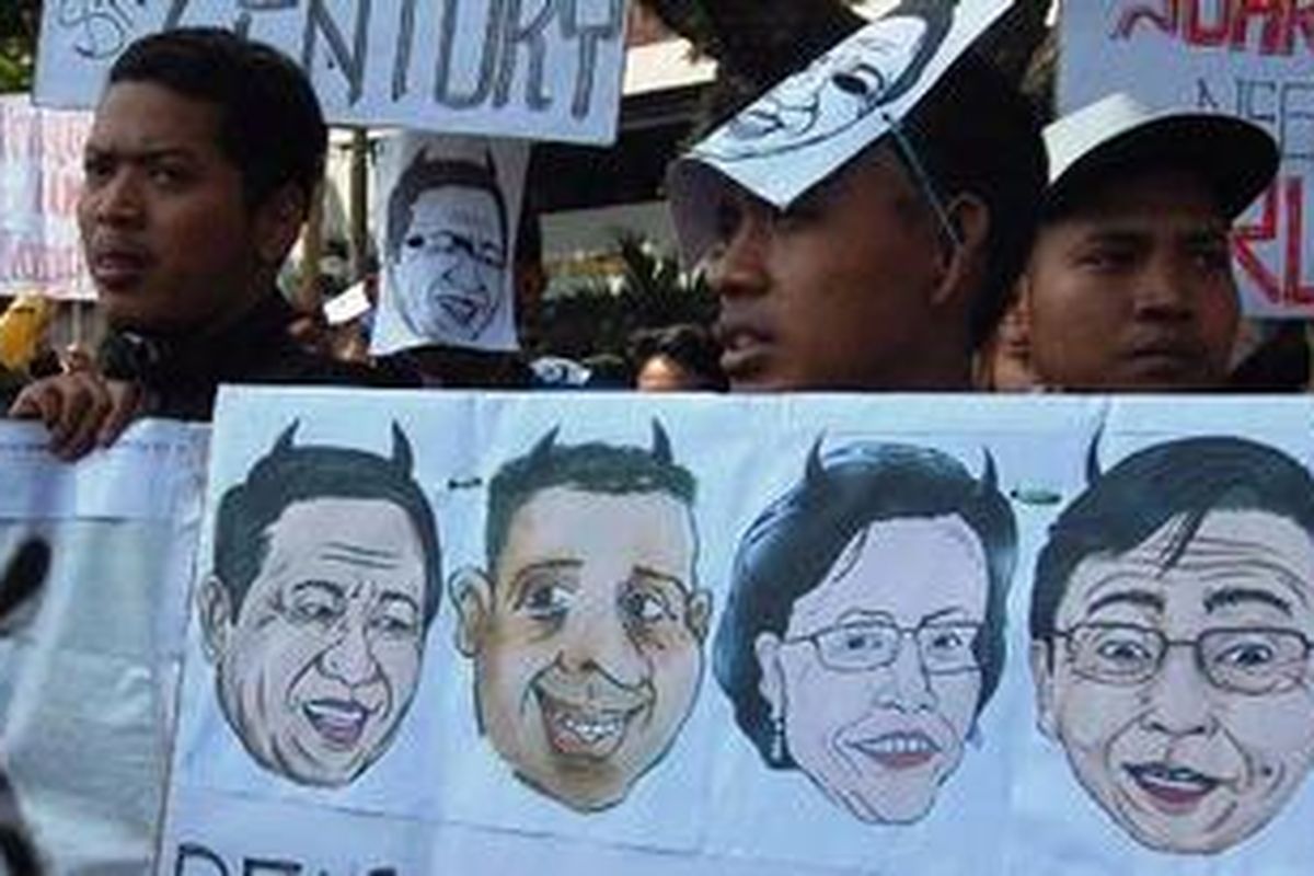 Ratusan mahasiswa Malang yang tergabung dalam Pergerakan Mahasiswa Islam Indonesia (PMII) Kota Malang menggelar aksi di depan gedung DPRD setempat, menuntut Presiden SBY mundur dari jabatannnya sebagai Presiden. Senin (18/7/2011).