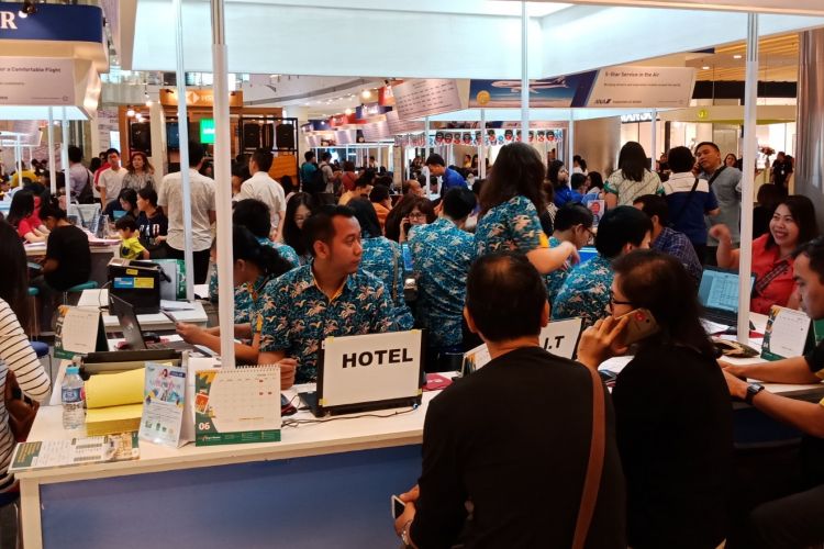 Suasana HSBC-ANA Travel Fair di Laguna Atrium Pacific Place, Jakarta, Kamis, (19/4/2018).