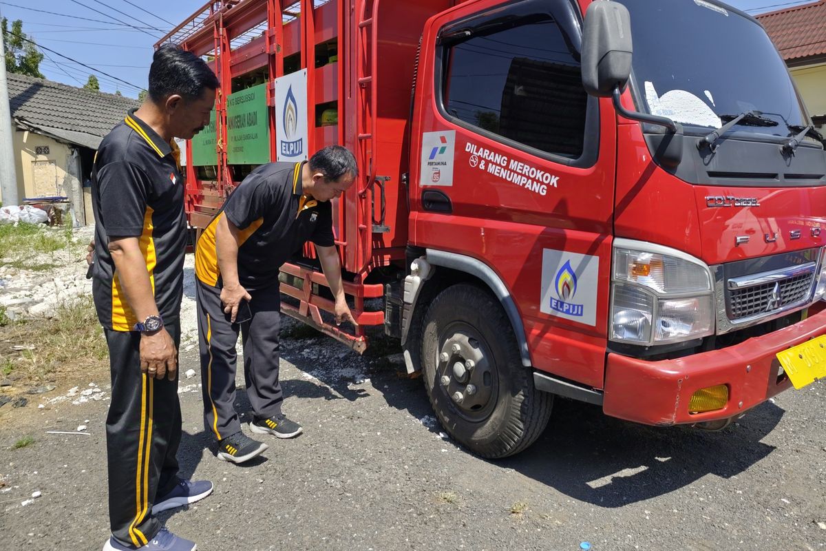Polisi menunjukkan truk LPG yang melindas siswa SMK