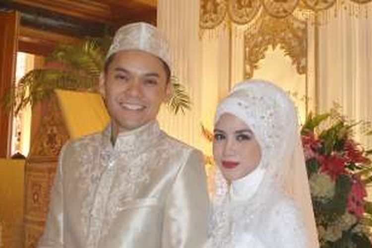 Ben Kasyafani dan istrinya, Nesyana Ayu Nabila (24), diabadikan setelah proses akad nikah di Hotel Ritz-Carlton, Mega Kuningan, Jakarta Selatan pada Sabtu (30/7/2016).
