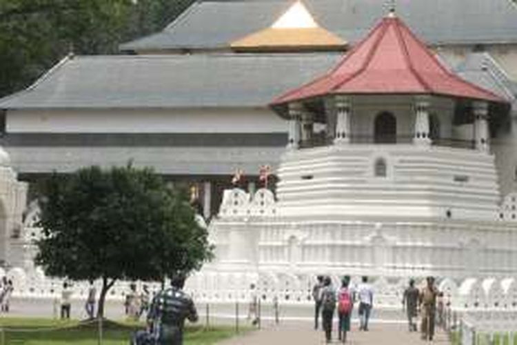 Kuil Tooth of Buddha di kota Kandy, Sri Lanka.