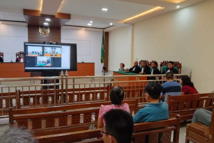 Sidang kasus penggelapan yang melibatkan mertua dan menantu, di Pengadilan Negeri Jombang, Jawa Timur, Selasa (2/1/2024).