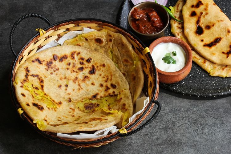 Ilustrasi paratha, street food india. 