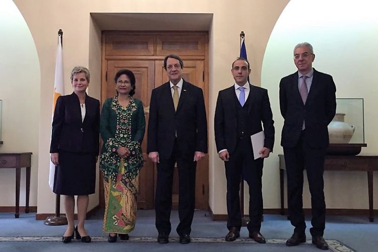 Duta Besar Republik Indonesia untuk Republik Siprus, Esti Andayani (berkebaya), berfoto bersama Presiden Siprus Y.M. Nicos Anastasiades usai penyerahan Surat Kepercayaan Presiden RI Joko Widodo, Selasa, 6 Maret 2018, di Istana Presiden, di Nicosia, Siprus.