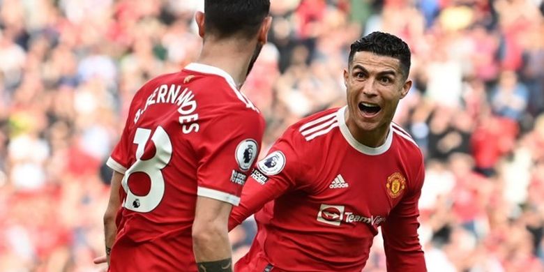 Striker Manchester United Cristiano Ronaldo berselebrasi setelah mencetak gol ketiganya selama pertandingan sepak bola Liga Premier Inggris antara Manchester United dan Norwich City di Old Trafford di Manchester, Inggris barat laut, pada 16 April 2022. 