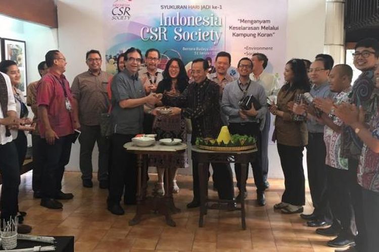 Pegiat CSR meyarakan ulang tahun ke-1 Indonesia Corporate Social Responsibility Society (ICSRS) di Bentara Budaya Jakarta, Selasa (31/1/2017)