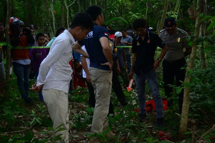 Sejumlah warga di Kabupaten Bone, Sulawesi Selatan tengah menyaksikan proses olah TKP oleh aparat kepolisian terkait dengan penemua  orok yang sudah membusuk terbungkus kantong plastik. Rabu, (19/4/2017).