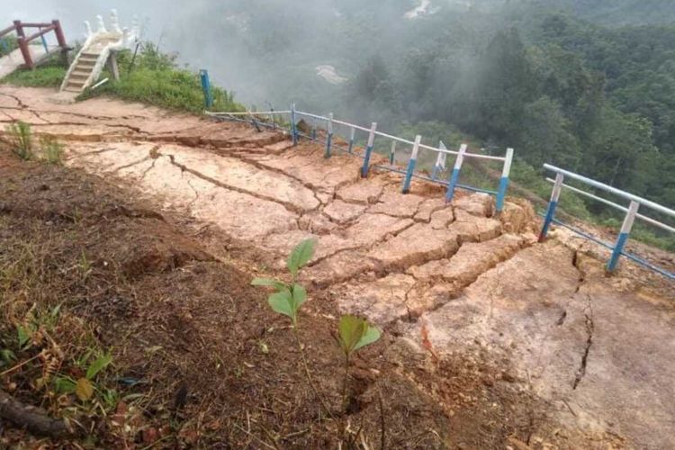 Foto-foto kondisi Gunung Luhur terbaru yang rusak karena bencana longsor pada Selasa (21/12/2021).