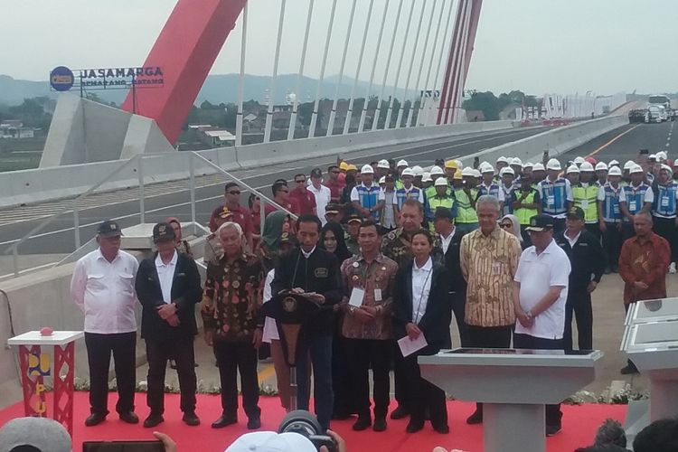 Presiden Joko Widodo, saat meresmikan tiga ruas jalan tol Jawa Tengah. KOMPAS.Com/SLAMET PRIYATIN