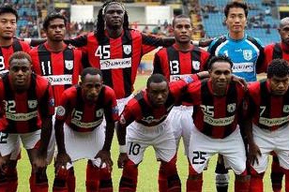 Pemain kesebelasan Persipura Jayapura berpose sebelum bertanding melawan East Bengal pada Asian Football Confederation Cup di Stadion Gelora Bung Karno, Jakarta, Rabu (16/3/2011). Persipura Jayapura menaklukan East Bengal dengan skor 4-1.  