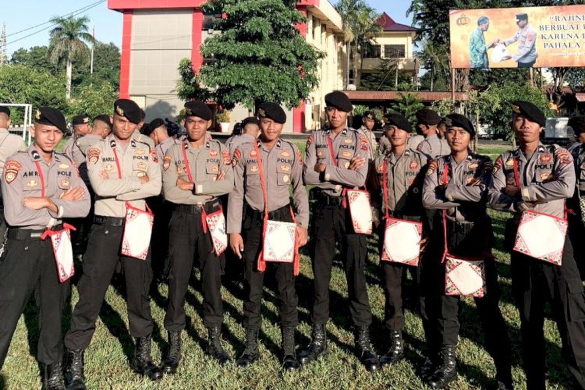 Sejumlah personel Polda NTT diwajibkan mengenakan tas tradisional NTT saat bekerja