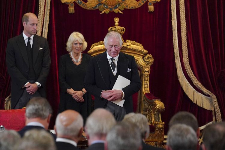 Dari kanan, Raja Charles III, Camilla, Permaisuri dan Pangeran William selama Dewan Aksesi di Istana St James, London, Sabtu, 10 September 2022, di mana Raja Charles III secara resmi dinyatakan sebagai raja. 