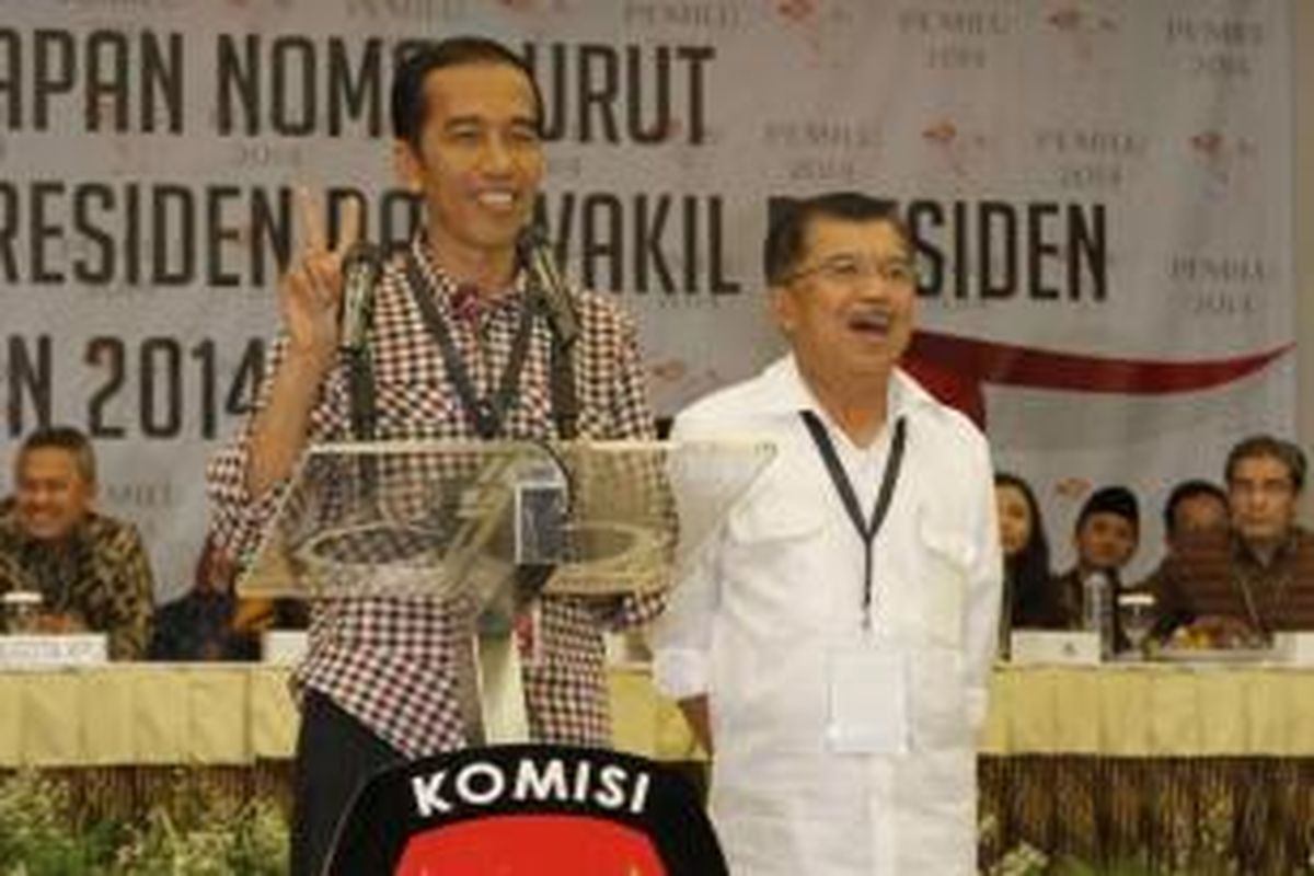 Pasangan capres dan cawapres Joko Widodo - Jusuf Kalla berbicara saat acara pengundian dan penetapan nomor urut untuk pemilihan presiden Juli mendatang di kantor KPU, Jakarta Pusat, 1 Juni 2014. Pasangan Joko Widodo - JUsuf Kalla mendpatkan nomor urut nomor urut dua, sedangkan Prabowo-Hatta mendapatkan nomor urut.
