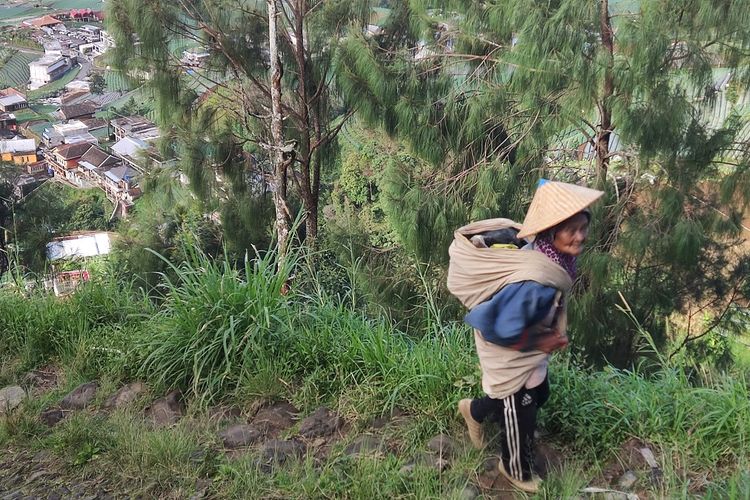 Warga sekitar yang akan berangkat bertani sayur di Nepal van Java