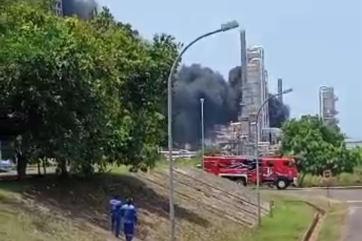 Kebakaran kilang PT TPPI di Kecamatan Jenu, Kabupaten Tuban, Jawa Timur, Kamis (16/10/2025).