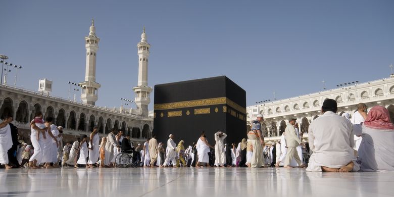 Ka'bah di Masjidil Haram, Mekkah, Arab Saudi. Fenomena Matahari di atas Ka'bah, arah kiblat.