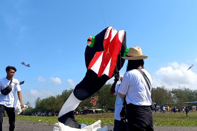 You Yasuda (24) dari Tokyo Jepang membawa layang-layang tradisional Jepang dan Layang-layang berbentuk ular sepanjang 50 meter ditampilkan di International Kite Festival di Pantai Ketawang Purworejo 