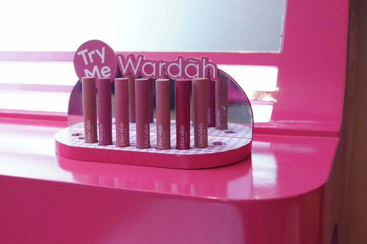 Wardah Colorfit Velvet Matte Lip Mousse dengan kandungan vitamin E sebagai moisturizer yang menjaga kelembaban bibir.